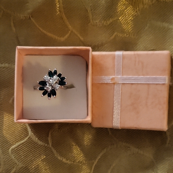 💍Elegant Silver and Emerald Floral Ring💍Size 6 - Picture 3 of 10